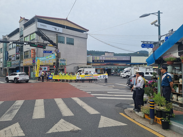 무주경찰서, 유관기관과 합동 교통안전 캠페인 실시무주경찰서(서장 남기재)는 27일 무주읍 풀마트 사거리에서 무주군청과 무주경우회와 함께 피켓과 현수막, 물티슈, 부채 등 홍보물품을 활용한 음주운전 예방 및 보행자 보호의무, 이륜차 안전모 착용 등 교통사고 예방 홍보 캠페인을 전개했다.